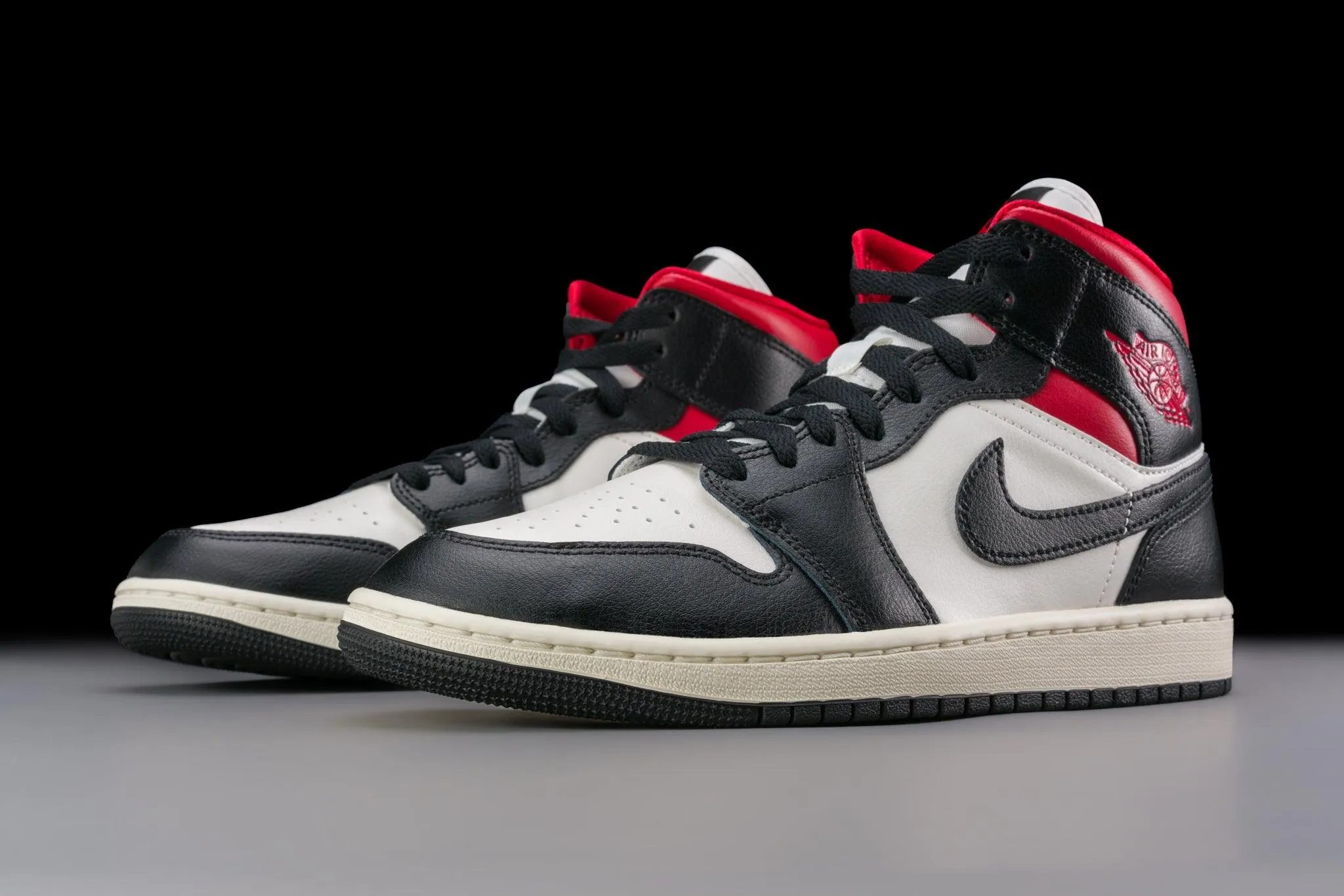 Air Jordan 1 Mid Gym Red Panda