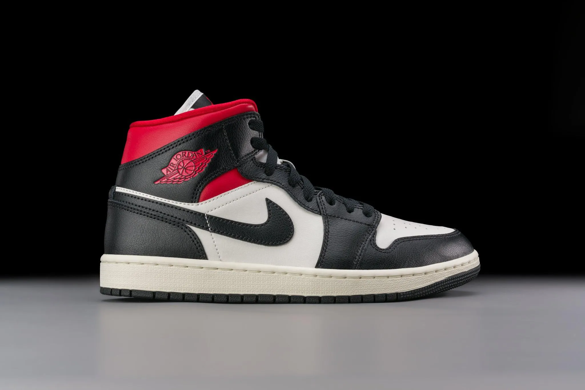 Air Jordan 1 Mid Gym Red Panda