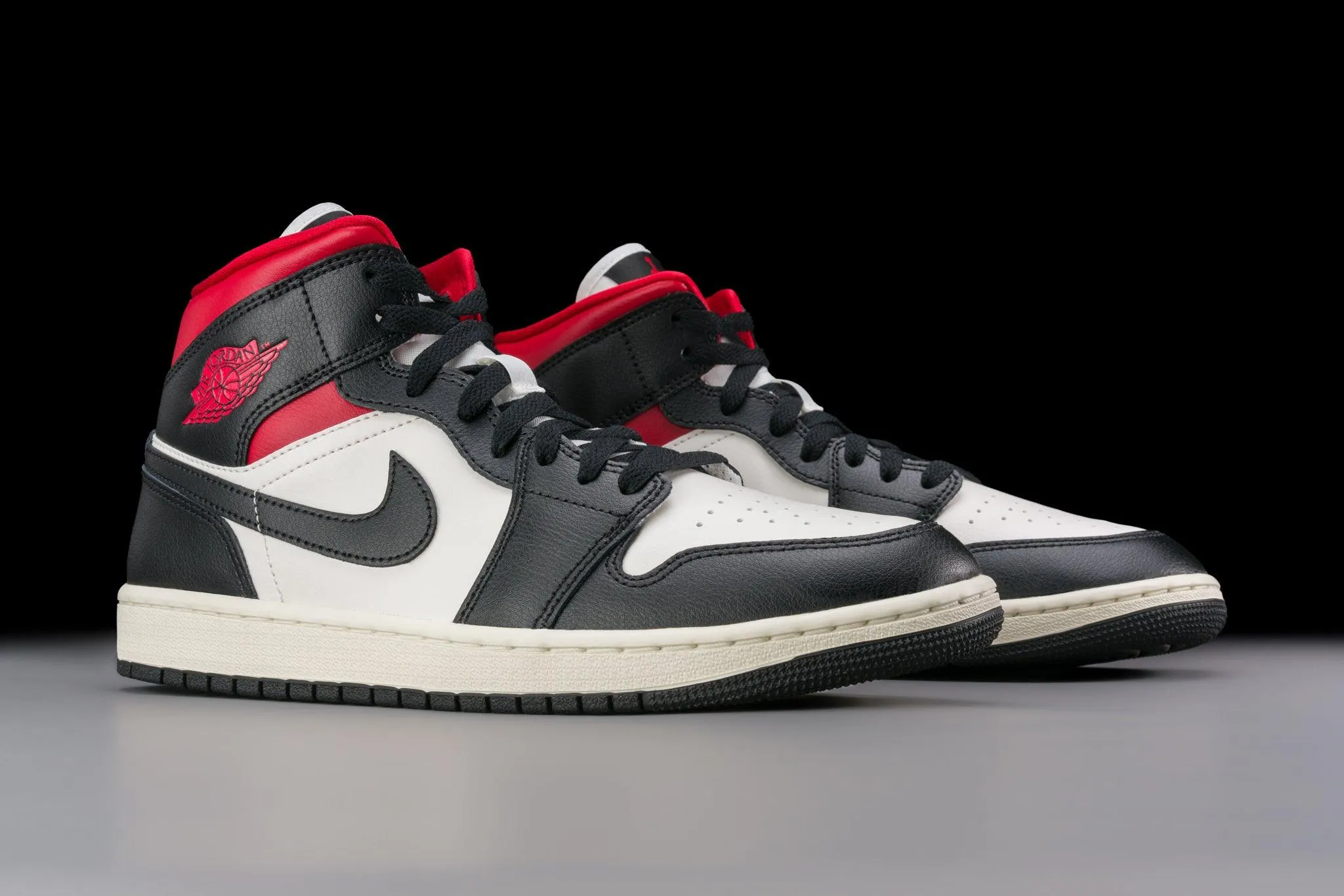 Air Jordan 1 Mid Gym Red Panda