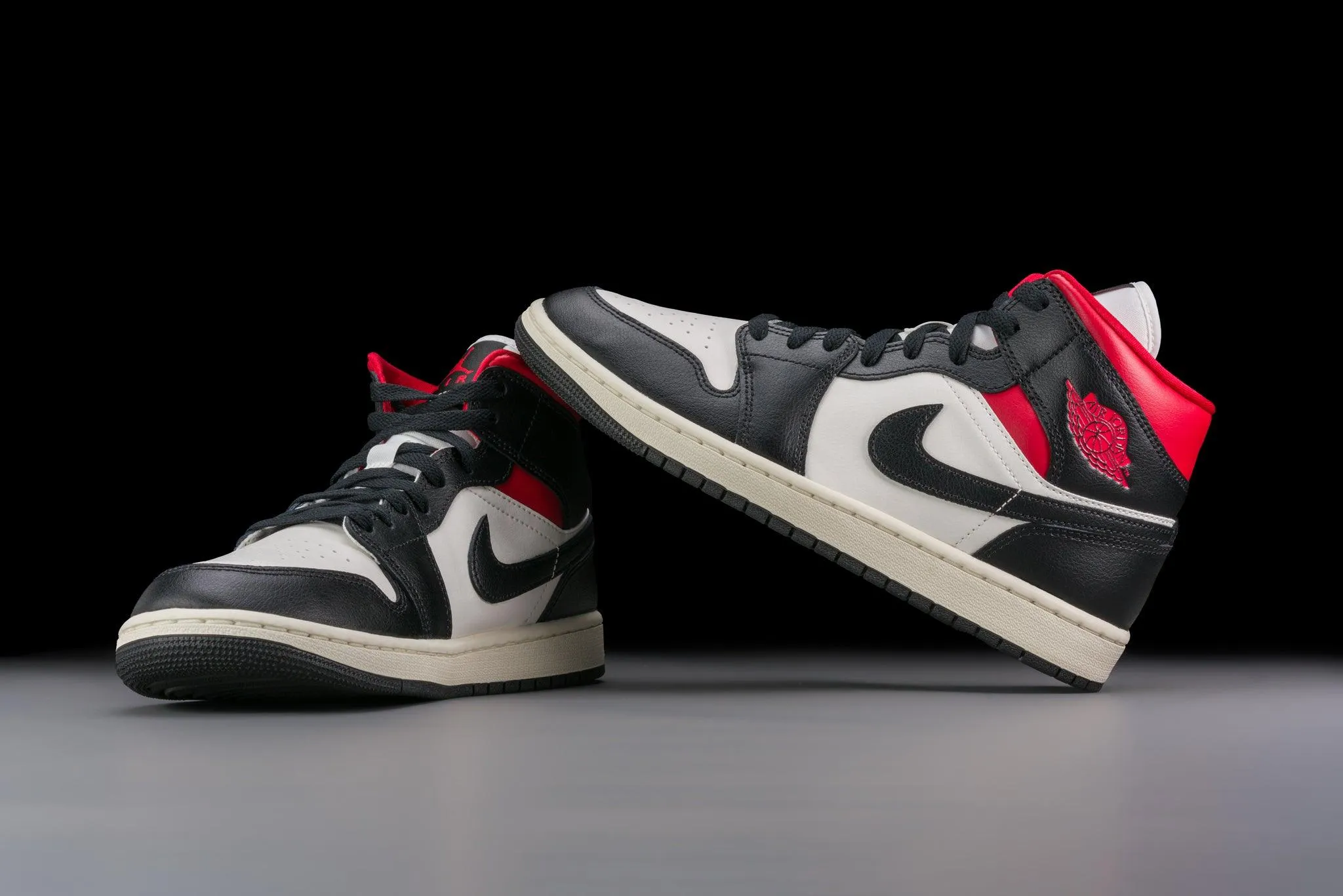 Air Jordan 1 Mid Gym Red Panda