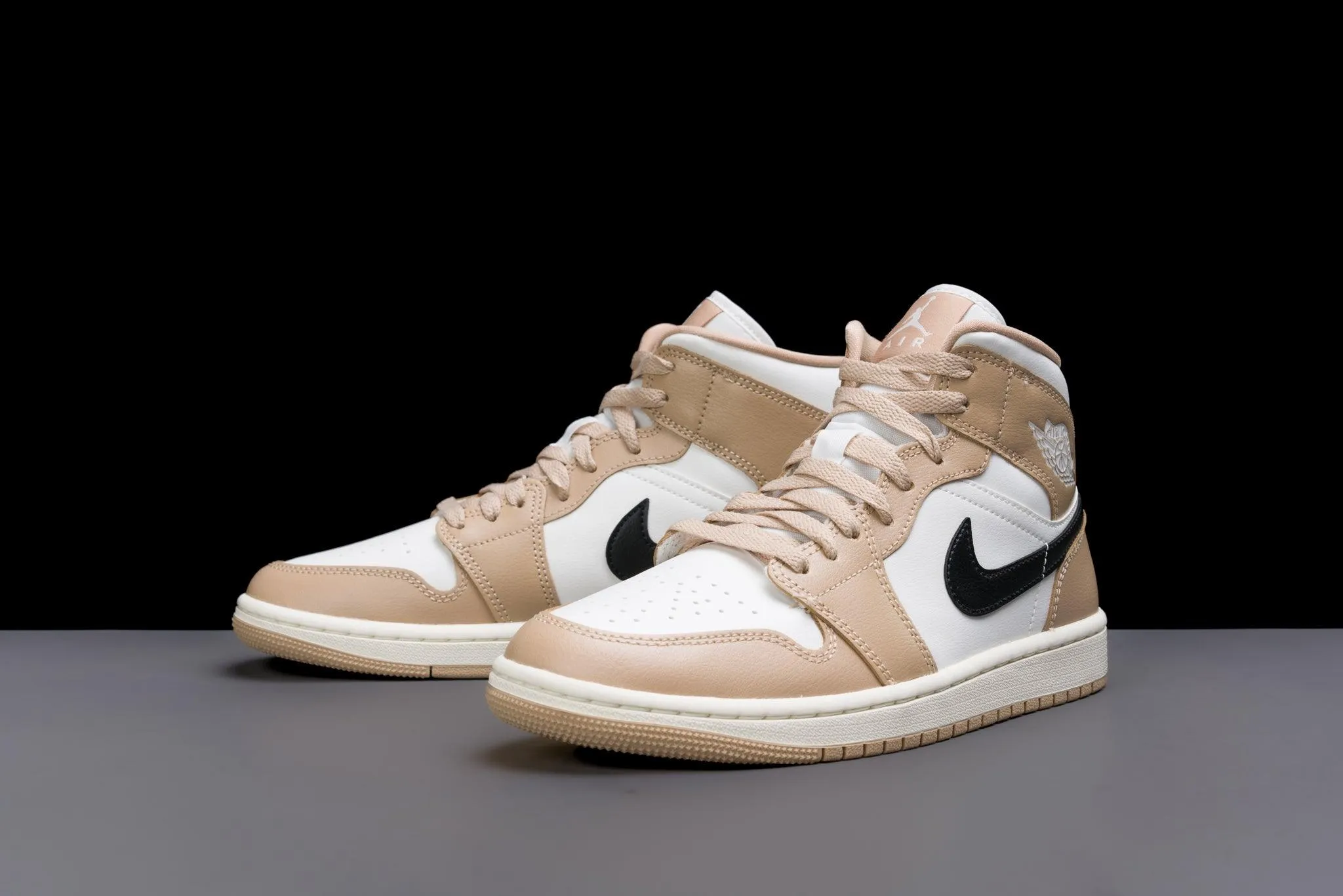 Air Jordan 1 Mid WMNS 'Desert'