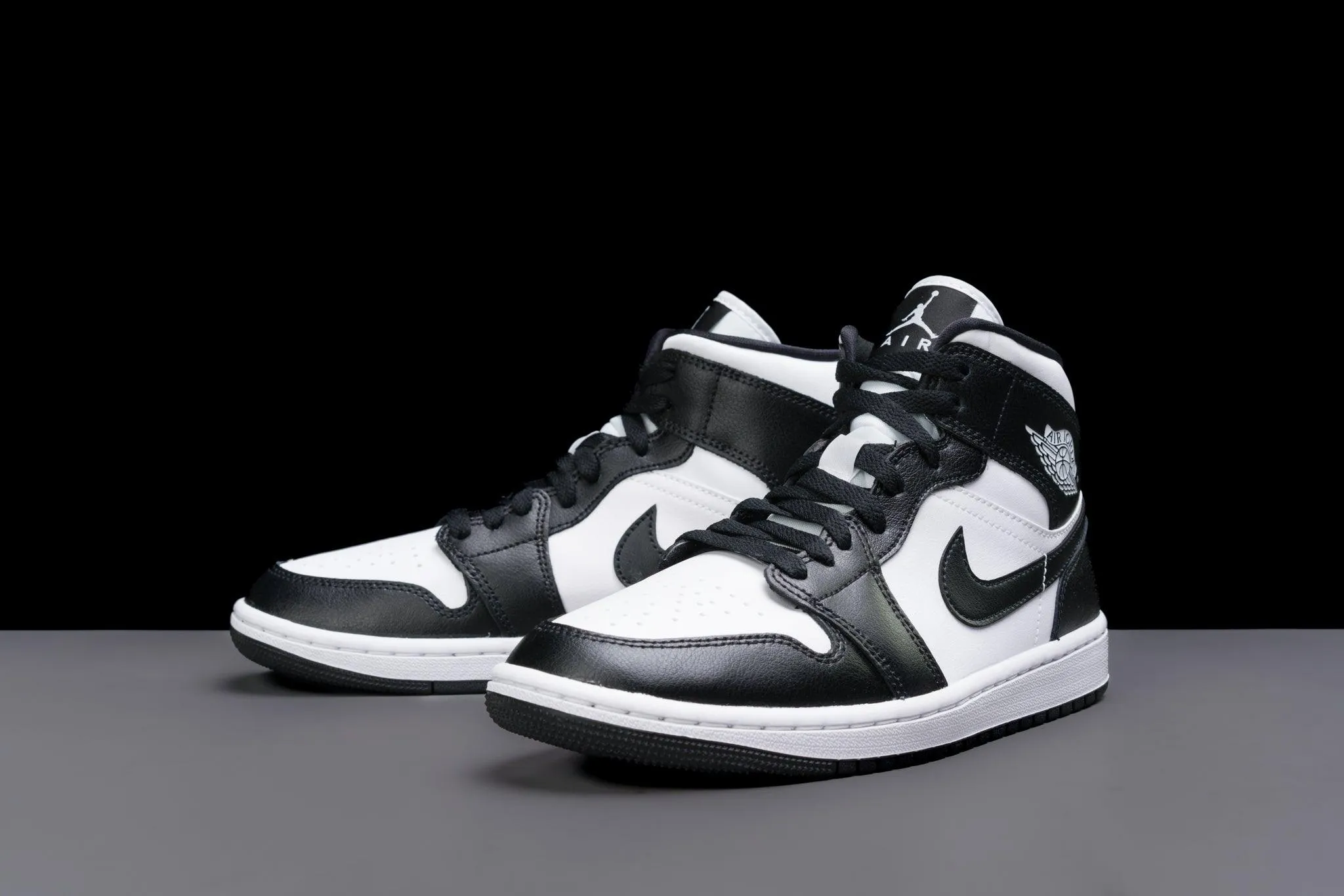 Air Jordan 1 Mid WMNS 'Panda'