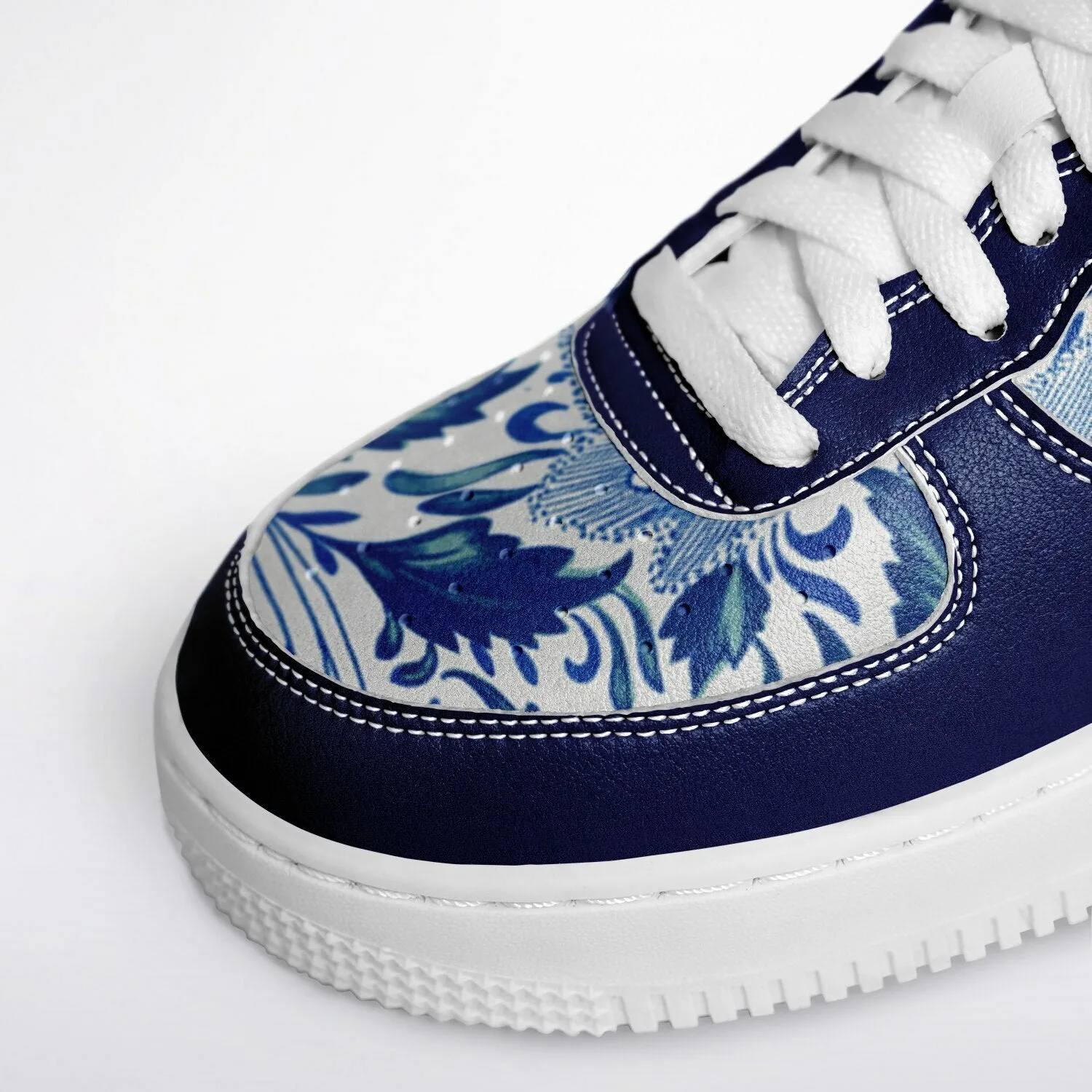 Low top Sneakers in Porcelain Print