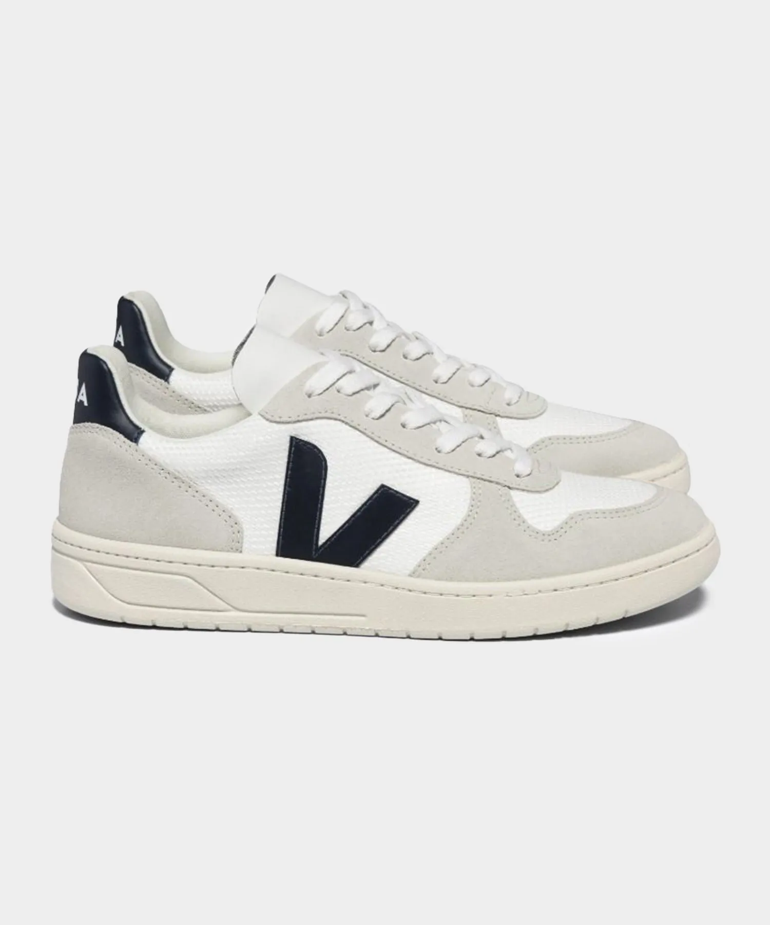 Veja V-10 in White   Nautico