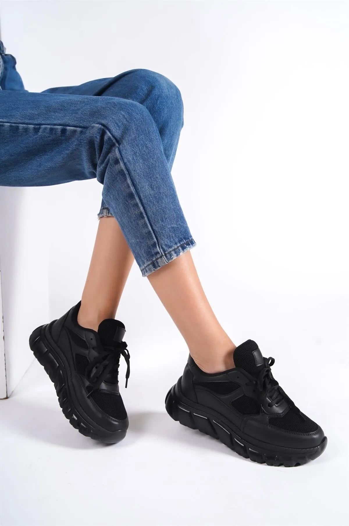 Women's Black Lace-Up Mesh Casual Sneaker Sports Shoes
